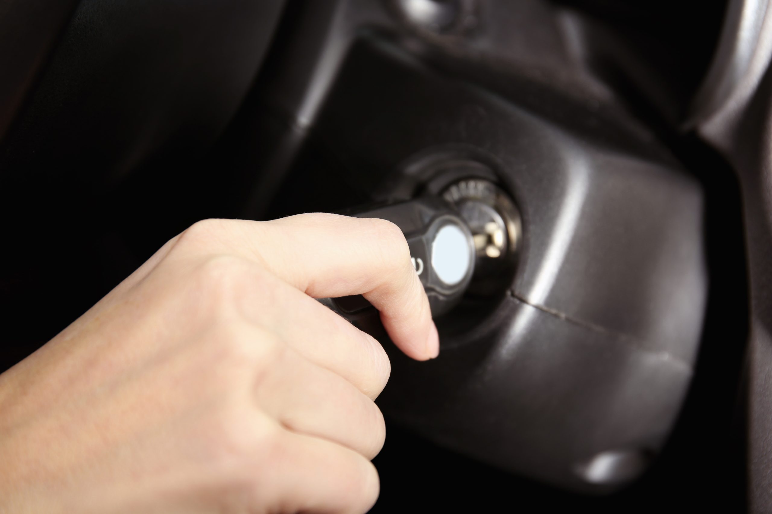 Escuchas un “clic” al girar la llave, pero el motor no gira.