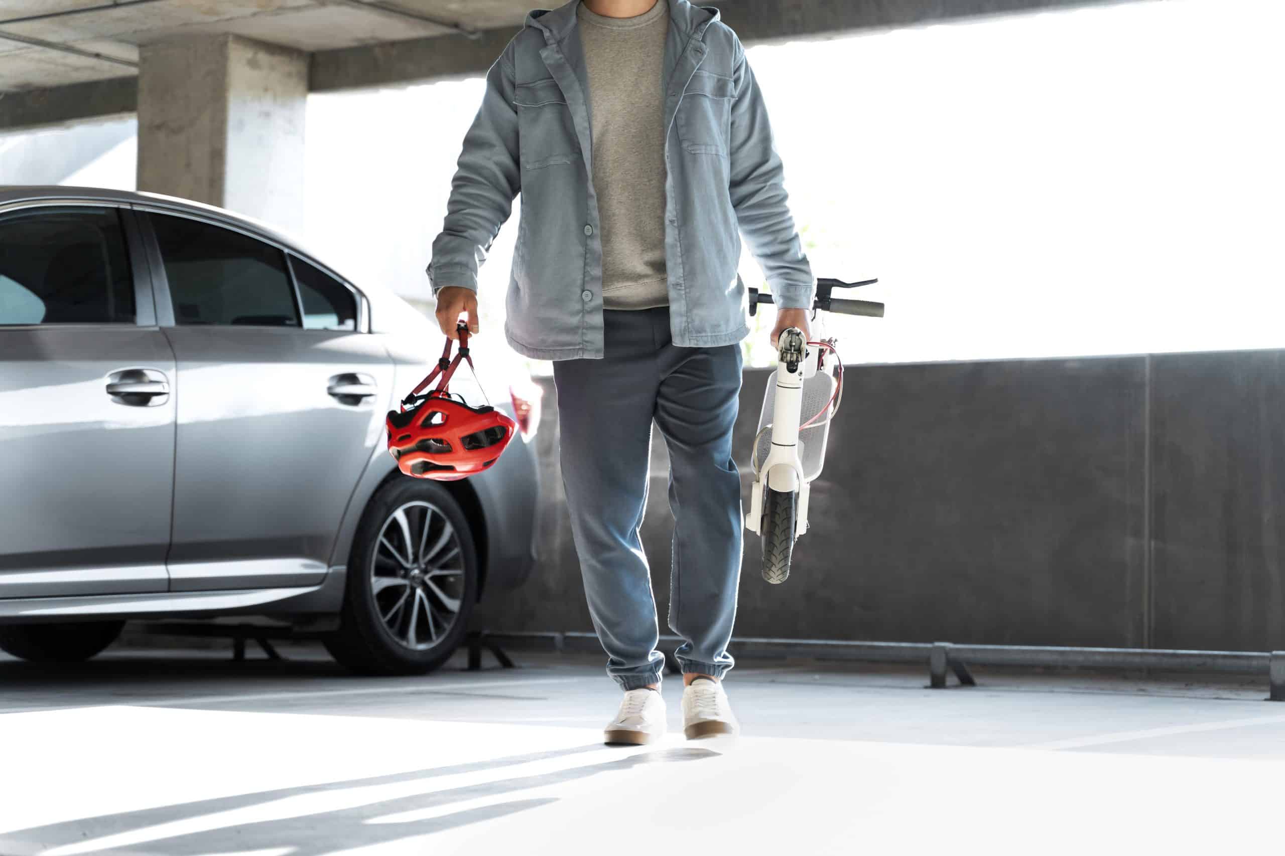 Has dejado el coche parado varios días y ahora no responde al contacto.